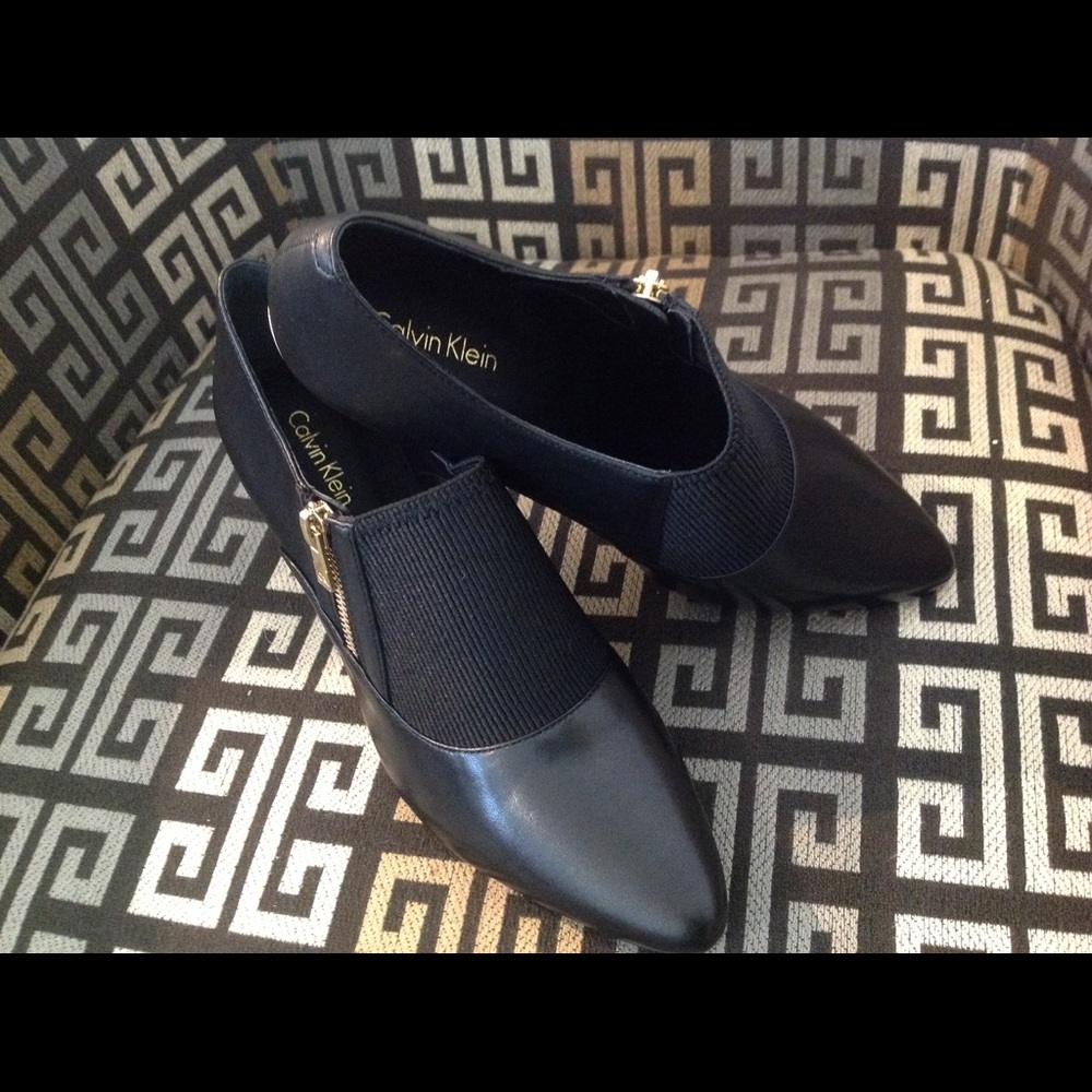 Calvin Klein 3 inch heel w/gold zipper & hardware - Picture 2 of 6